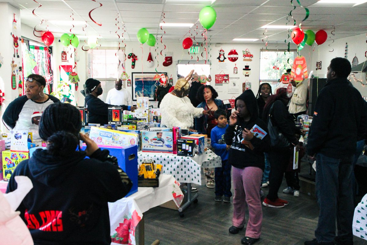 Merry magic at Hayes Valley Toy Giveaway! Thanks to UR Blessings and KeshCares for making sure families had a fantastic Christmas 🎁✨