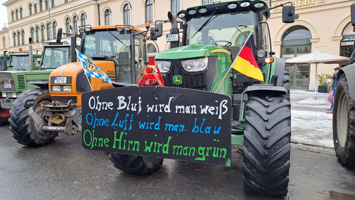 i_iangg's tweet photo. Best tractor in town 😂
#m0801 #Bauern #Landwirte #Bauerndemo #Bauernproteste #Muenchen https://t.co/aZPZ4qKmSy
