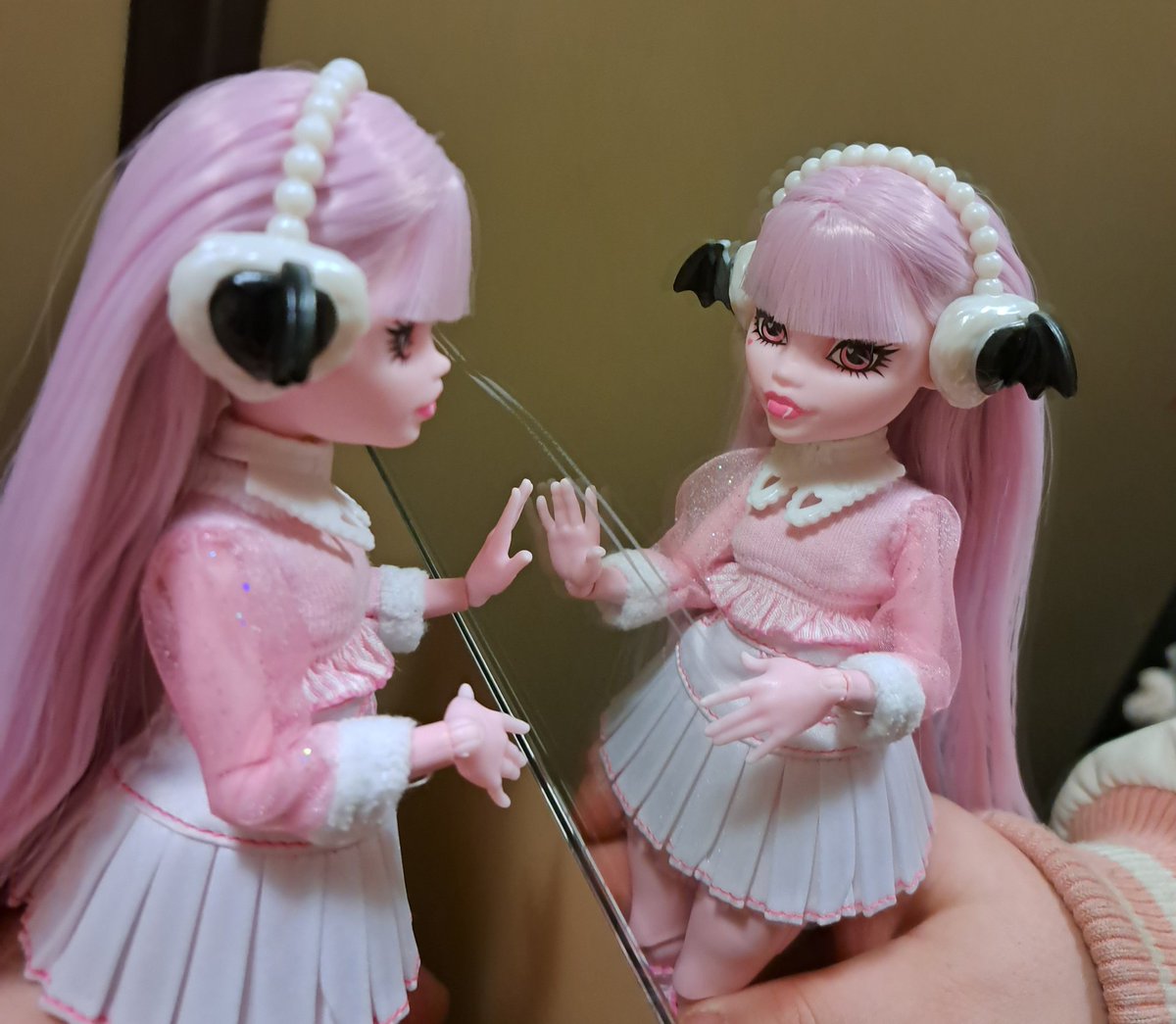 Nullpamine's tweet photo. Pinkulaura 
Took her with me today hehe 
I LOVE her sm 🥺 https://t.co/2uKSD52Pgu