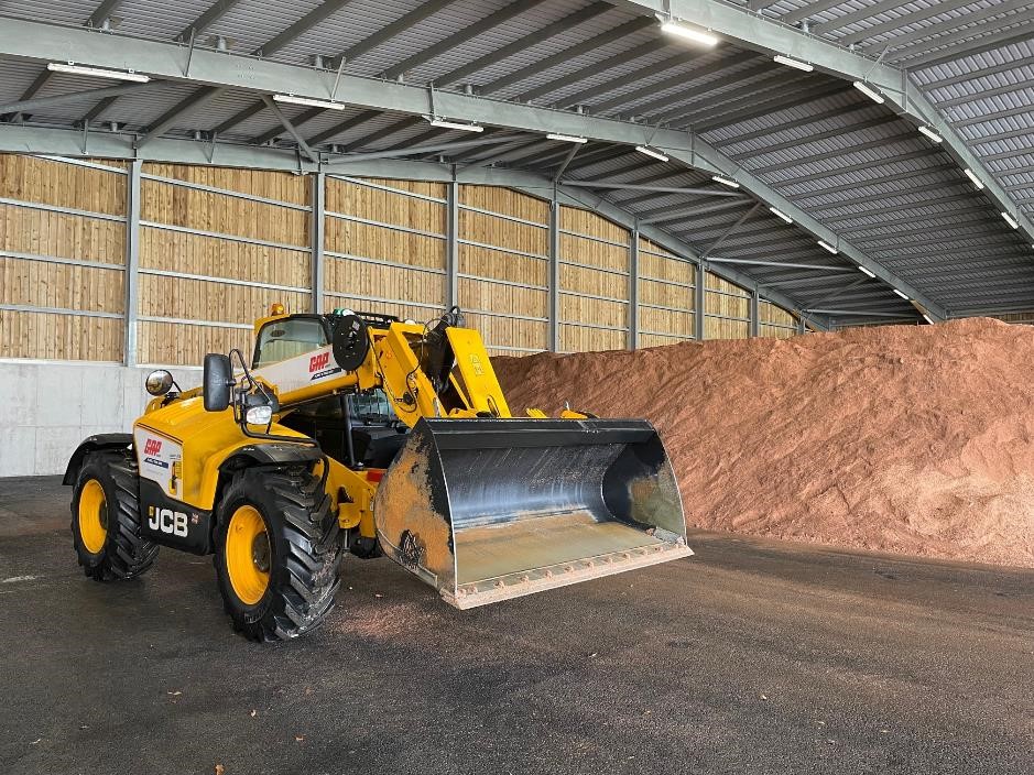 wiltscouncil's tweet photo. ⚠️ Temperatures will drop below zero tonight and our gritting teams will be heading out. 

As there is a lot of surface water on the roads, there will be patches of ice, so please drive carefully and to the conditions at all times.

#THINKICE ❄️ https://t.co/rgTmstyY2c