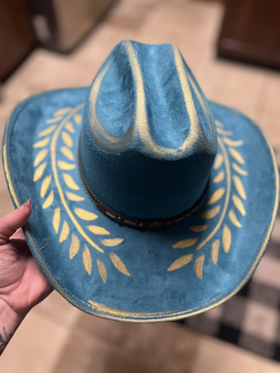 RIDDLEHATS's tweet photo. Well ain’t she a purdy thang? 
#paintedhats #hatmaker #countrymusic #fashiondesigner https://t.co/ybAeqxPDsJ
