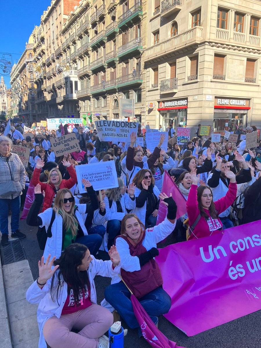 CatInfermeres's tweet image. 1500 infermeres ens concentrem en dues marxes que acaben a la plaça  Sant Jaume on ens ha rebut el Secretari del Govern #infermeresdiemprou