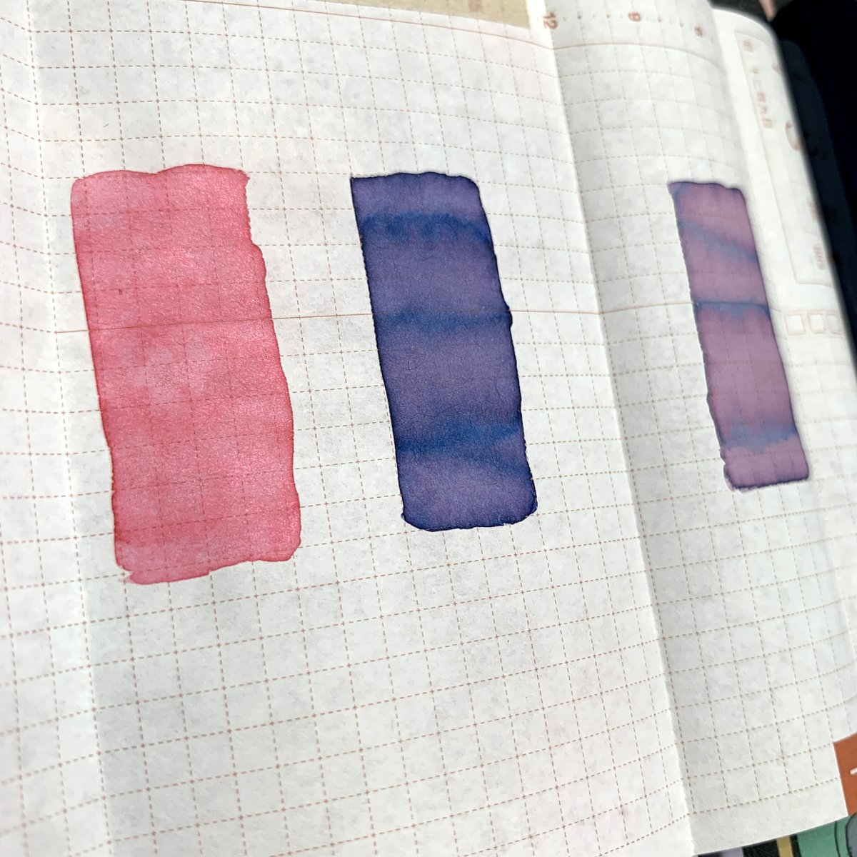evebolt_art's tweet photo. I recently got to try out the latest releases from @FWPStationery! Beautiful shimmery Radiant Rosewing and gorgeous blue-purple Harlequin Dream. The latter reveals variating hues when diluted 😍
#ferriswheelpress #mostmagicalink #bestink #ferritales #calligraphyink #sparkly https://t.co/6FlRgAQIEs