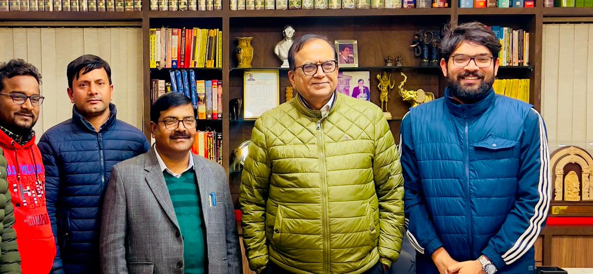 amrendra566's tweet photo. आज 69000 शिक्षक भर्ती आरक्षण मुद्दे के कोर्ट केस की पैरवी को लेकर 6800 का डेलिगेशन विजय यादव, अमरेंद्र सिंह पटेल, वीरेंद्र कुमार,और साथ में बसपा के नेता अखिलेश अंबेडकर,MLC भीम राव अम्बेडकर जी के साथ बसपा सुप्रीमो बहन कुमारी मायावती जी के निर्देश से एडवोकेट सतीश चन्द्र मिश्रा जी से मिला,और बहन कुमारी मायावती जी ने सतीश चन्द्र मिश्रा जी को निर्देशित किया की इस मुद्दे पर पिछड़े दलित वर्ग के अभ्यर्थियों के हित में दमदारी से कोर्ट में पैरवी की जाए। 
हम सभी आज ��हन कुमारी मायावती जी जो की हम पिछड़े दलित वर्ग के बच्चो के संघर्ष को देख कर जो अपनापन और अपनी पारिवारिक पीड़ा समझकर हमारी लड़ाई में साथ देने को कहा हम सभी बहन कुमारी मायावती जी से बहुत आशान्वित है की हमको हमारा न्याय मिले इस पर साथ देंगी और आज हमारी पीड़ा और समस्या को सुना इसके लिए हम सभी 6800 के साथी धन्यवाद देते है।

जैसा कि बता दे 69000 शिक्षक भर्ती में आरक्षण विसंगति को सुधारते हुए 6800 की पिछड़े औ�� दलित वर्ग के अभ्यार्थियों वाली लिस्ट माननीय मुख्यमंत्री जी के आदेश से 572 दिन पहले आई थीं तभी से नियुक्ति की मांग को लेकर ये सभी पिछड़े दलित वर्ग के बच्चे ठंडी गर्मी बरसात में इको गार्डेन, मंत्री आवास,पिछड़े दलित नेताओं के यहां अपनी आवाज़ उठा रहे की नियुक्ति दे दी जाए। विभाग के अधिकारी हमको कोर्ट में उलझा रहे है क्यों की हम कमजोर है पिछड़े दलित है इनको लगता है की ये सभी अपना हक छोड़ देगें भाग ज���येंगें।
हम बस 6800 के साथी नियुक्ति की ही मांग कर रहे और कुछ नही।
हम हमारे साथी 15 दिन से भूख हड़ताल में में भी है कई साथी अस्पताल में भर्ती हो चुके है।

#69000_शिक्षक_भर्ती_आरक्षण_घोटाला 

#6800_की_नियुक्ति_कब_तक 

@myogiadityanath @Profdilipmandal @yadavakhilesh @BhimArmyChief @Mayawati @shivpalsinghyad @AmitShah @JPNadda @OBC_Power @Uppolice @jayantrld @JaikyYadav16 @Jduonline @MediaCellSP @samajwadiparty @bspindia @aajtak @ndtvindia @NationalJanmat @narendramodi @obcmorchasouth @PratikVoiceObc @NavbharatTimes @Sumitchauhaan @iamAKstalin @SwamiPMaurya @kpmaurya1 @AmarUjalaNews @JagranNews @DainikBhaskar @PratiharSurendr @anand11_aap @MandalArmy_ @thisissanjubjp @INCIndia @RahulGandhi @priyankagandhi @SoniaGandhi_FC @AamAadmiParty @AmitShah @chitraaum @anjanaomkashyap @AnandAkash_BSP @LucknowPolice_ @htTweets @the_hindu @The_Mooknayak @dgpup @UPCongress