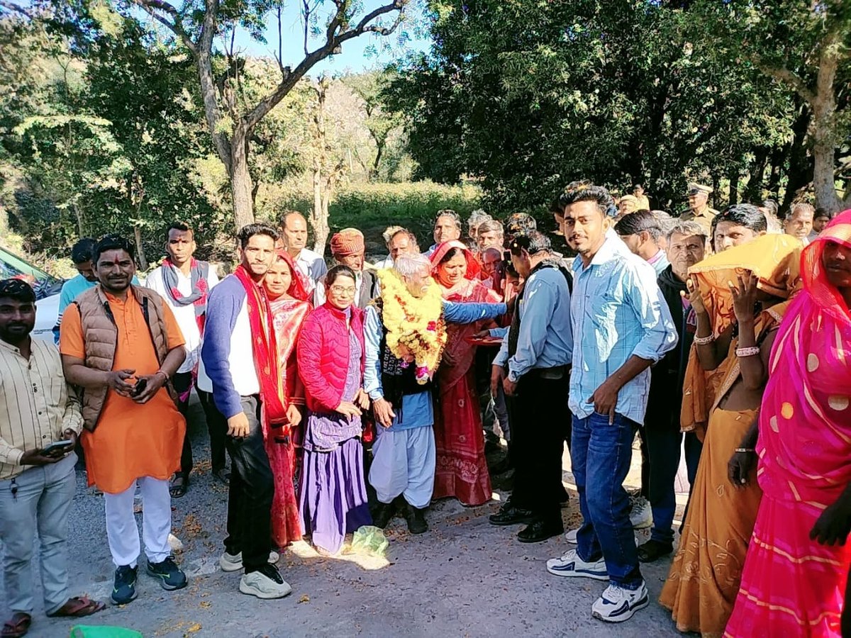 CBumbariya's tweet photo. केबिनेट मंत्री श्री बाबूलाल जी 
जी हमारे घर पर उनका स्वागत करते हुए मै ओर मेरी फेमिली 🚩🤍
इसी तरह हमारे समाज को आगे बढ़ाय ओर विकास की राह पर ले जाने का कार्य करे तभी हमारा जो समाज हे  वह आदिवासी जो की पिछड़ा हुया माना जाता हे । इस कलंक को मिटाना हे l 🚩🙏 https://t.co/swaKeyH9gg