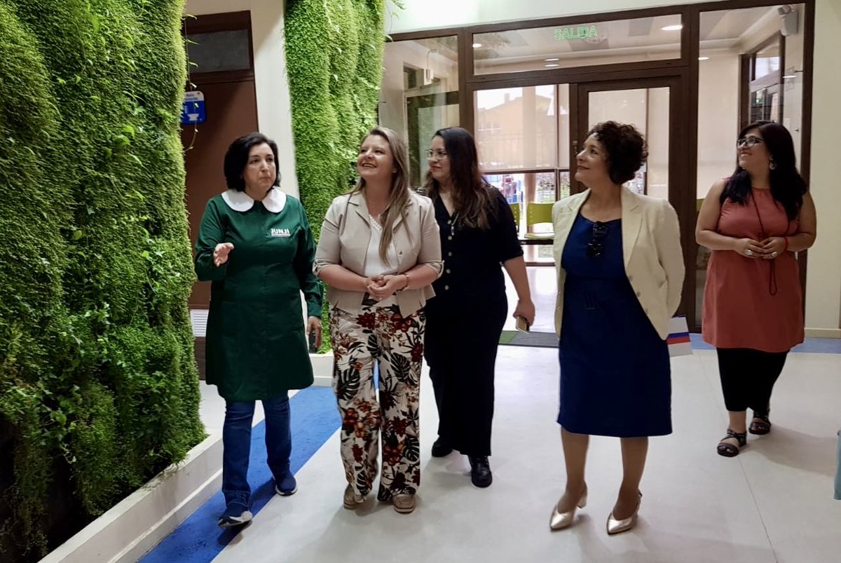 JUNJI_Chile's tweet photo. 📣 Ya estamos en @JUNJI_Araucania 
👉🏻 Vice @trivino_m, en compañía de la directora regional @dinamarca_pat, visita el jardín infantil “Capullito”. Un jardín con sello medioambiental que realiza un destacado trabajo pedagógico con niñas y niños. 👧🏻👶🏼👦🏽 https://t.co/WYHmdYFEfd
