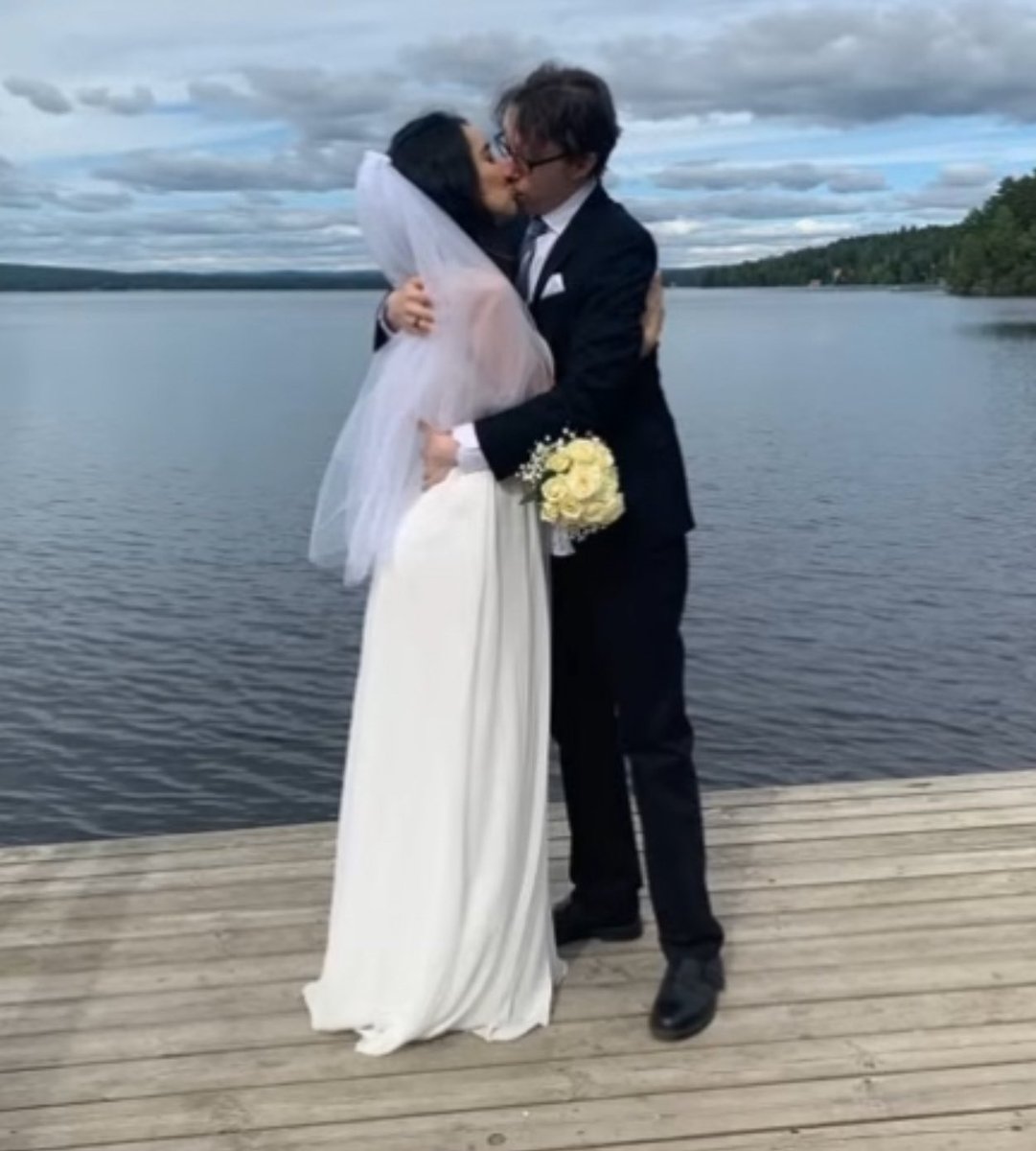 Este chico subió un vídeo a YouTube hace 5 años con el título: “ser feo, mi experiencia”. Una chica le comentó que ella lo veía guapo, quedaron para verse y han acabado casándose.