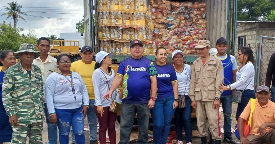 desdebolivar_'s tweet photo. #Cedeño || En la parroquia Ascención Farrera, los #CLAP en sinergia con la Misión Alimentación inician despacho de #CombosCLAP, beneficiando a 5.602 familias en 54 comunidades de la municipalidad, a través de la Empresa de Alimentos Bolívar.
#SifontesSeAcercaAlPanteón https://t.co/TPkbano182