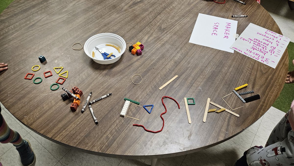 MsMui1's tweet photo. Teamwork Challenge with the Kindergartens #makerspace #teamwork #steam @TDSBForestManor https://t.co/MKJbBRaB1H
