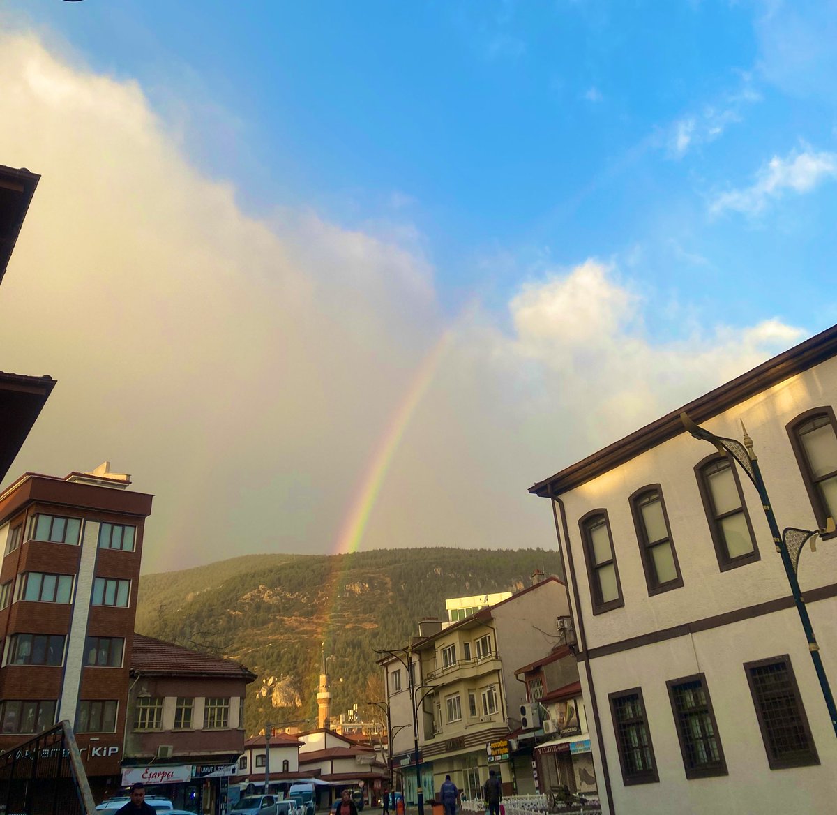 Kendini bütün varlığınla sabır aleminde yok et!.. Bekle, bir gün hepsi biter, yok olur gider. Her şey zamanla zıddına döner. Gün geçtikçe işler değişir. Evvela kış, ardından yaz gelir..

Abdûlkadir Geylani (ks)