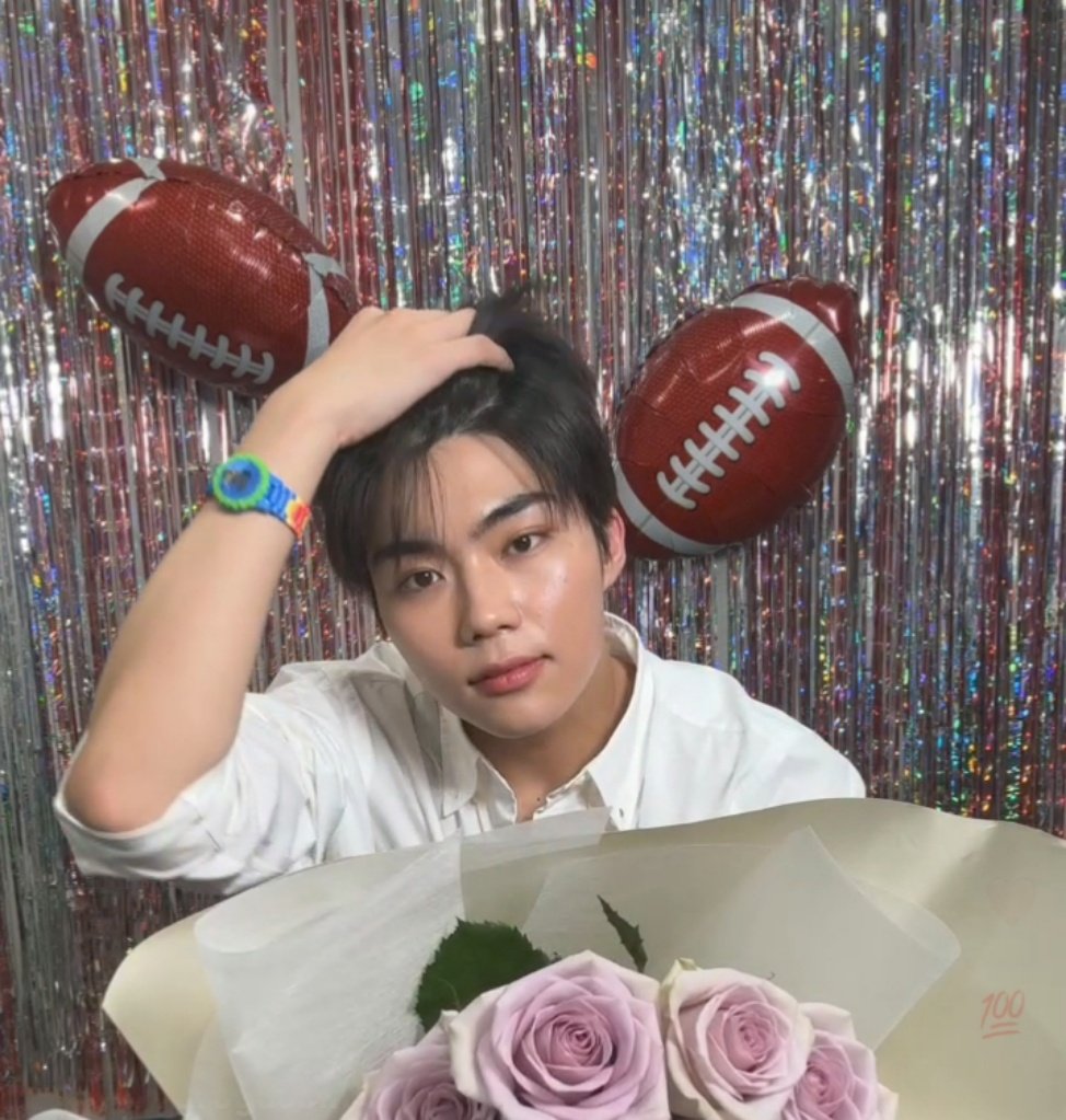 yentaejun's tweet photo. ini jam tangan yang di pake gunwook, gambar apa terus belinya dimana naksir bangettt https://t.co/dtBhrm7QHb