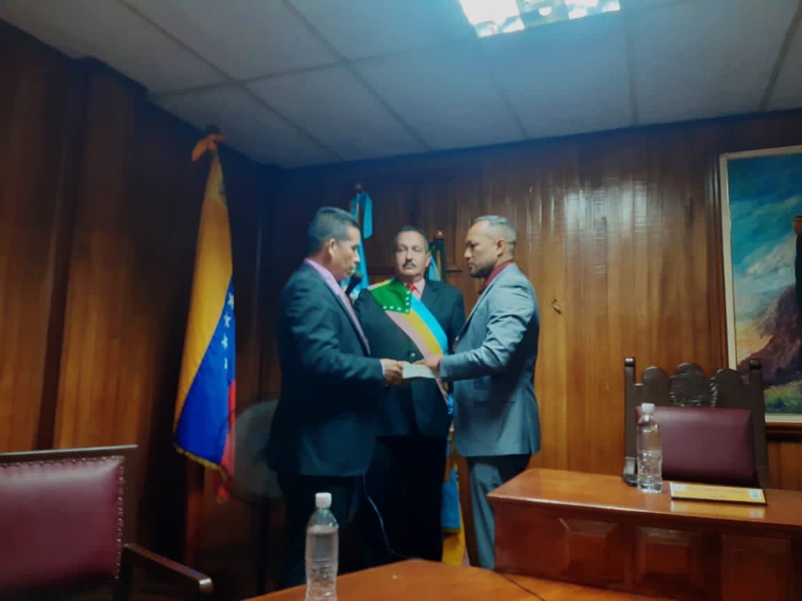 VoluntadPopular's tweet photo. ¡Orgullo naranja! Estos son los concejales de Voluntad Popular que hoy asumen las presidencias y vicepresidencias de sus respectivos Concejos Municipales, para defender los derechos de los venezolanos frente al régimen 💪🇻🇪

👉 Barinas, municipio Cruz Paredes: 
Presidente: Carlos Rey.
Vicepresidente: José Ramón Melo.

👉 Cojedes, municipio Rómulo Gallegos:
Presidenta: Dilia Guedez.

👉 Monagas, municipio Acosta:
Presidente: Orangel Montaño.

👉 Zulia, municipio San Francisco:
Presidenta: Stefanny Gonzalez
@stefanny12pgd

¡Felicitaciones! ¡A seguir trabajando por #LaMejorVenezuela! 🇻🇪