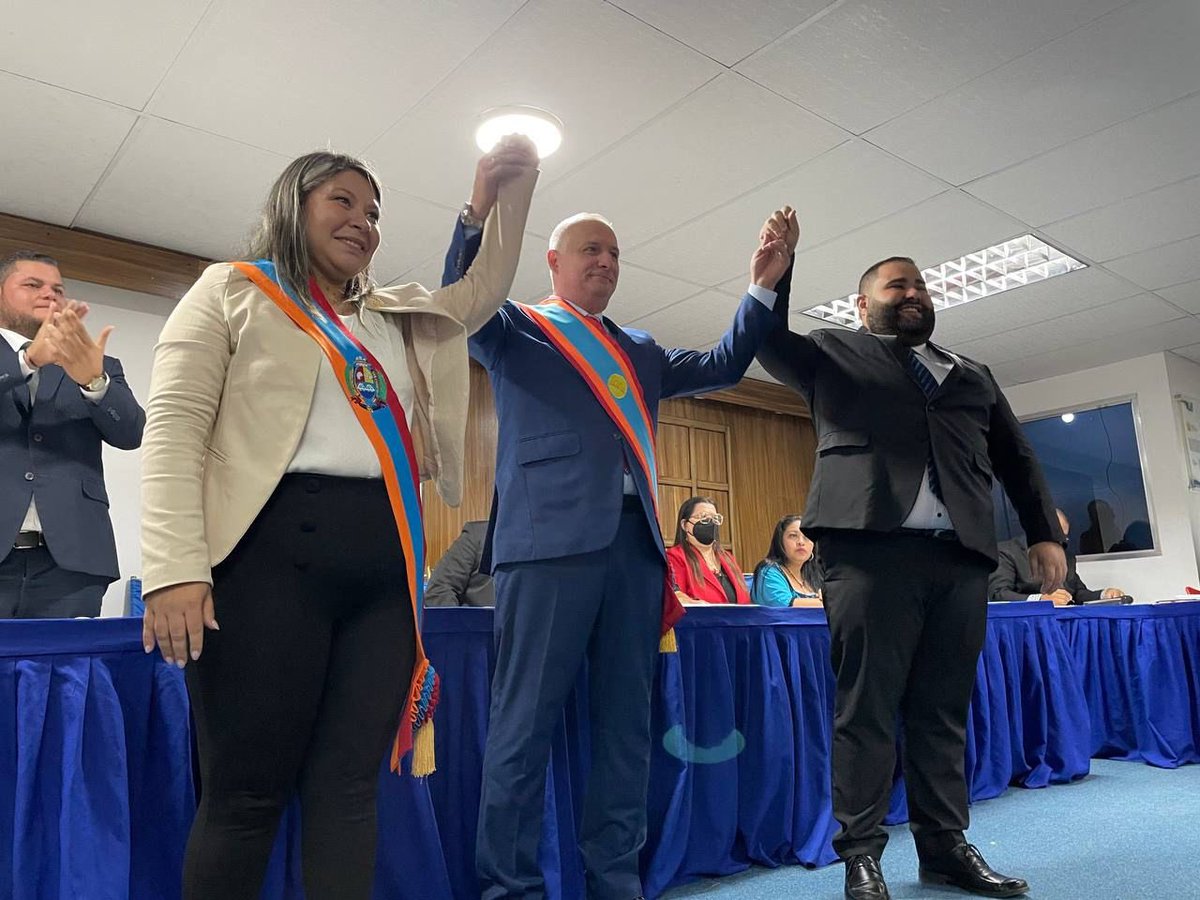 VoluntadPopular's tweet photo. ¡Orgullo naranja! Estos son los concejales de Voluntad Popular que hoy asumen las presidencias y vicepresidencias de sus respectivos Concejos Municipales, para defender los derechos de los venezolanos frente al régimen 💪🇻🇪

👉 Barinas, municipio Cruz Paredes: 
Presidente: Carlos Rey.
Vicepresidente: José Ramón Melo.

👉 Cojedes, municipio Rómulo Gallegos:
Presidenta: Dilia Guedez.

👉 Monagas, municipio Acosta:
Presidente: Orangel Montaño.

👉 Zulia, municipio San Francisco:
Presidenta: Stefanny Gonzalez
@stefanny12pgd

¡Felicitaciones! ¡A seguir trabajando por #LaMejorVenezuela! 🇻🇪