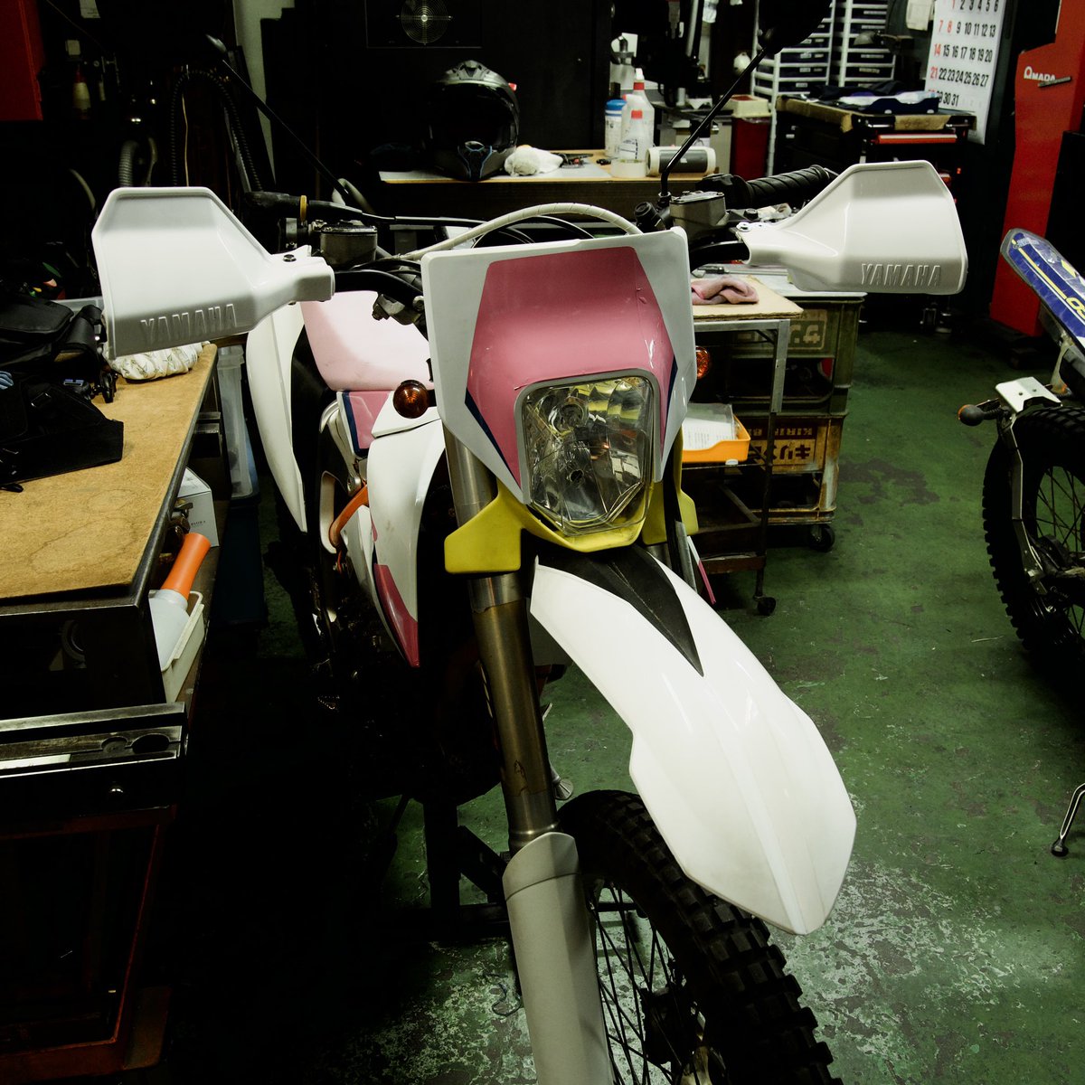 nagayusu's tweet photo. KTMにヤマハのナックルガードを取り付けました。板金加工でボルトオンで取り付けられるアダプターを製作。思いの外上手く出来て何だか嬉しいです☺️#ktmfreeride #dt200wr https://t.co/6cQ1dMprA1