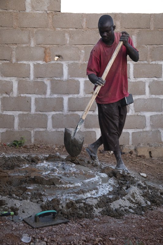 Hamdia_picture's tweet photo. Il s'appelle Balla DOUMBIA, un maçon très active et courageux dans son activité quotidienne.
#documentaryphotography #afriquedelouest #travauxmaison #construction #maçon #activitéquotidienne #freleancephotographer #journalism #wordlphotography #afrikanalldayeveryday #mali #mandé. https://t.co/InuvFyuMMP