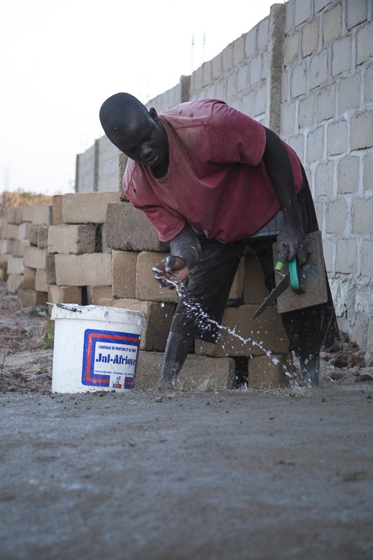 Hamdia_picture's tweet photo. Il s'appelle Balla DOUMBIA, un maçon très active et courageux dans son activité quotidienne.
#documentaryphotography #afriquedelouest #travauxmaison #construction #maçon #activitéquotidienne #freleancephotographer #journalism #wordlphotography #afrikanalldayeveryday #mali #mandé. https://t.co/InuvFyuMMP