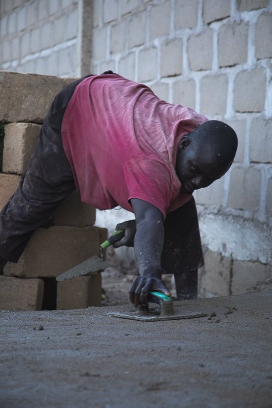 Hamdia_picture's tweet photo. Il s'appelle Balla DOUMBIA, un maçon très active et courageux dans son activité quotidienne.
#documentaryphotography #afriquedelouest #travauxmaison #construction #maçon #activitéquotidienne #freleancephotographer #journalism #wordlphotography #afrikanalldayeveryday #mali #mandé. https://t.co/InuvFyuMMP