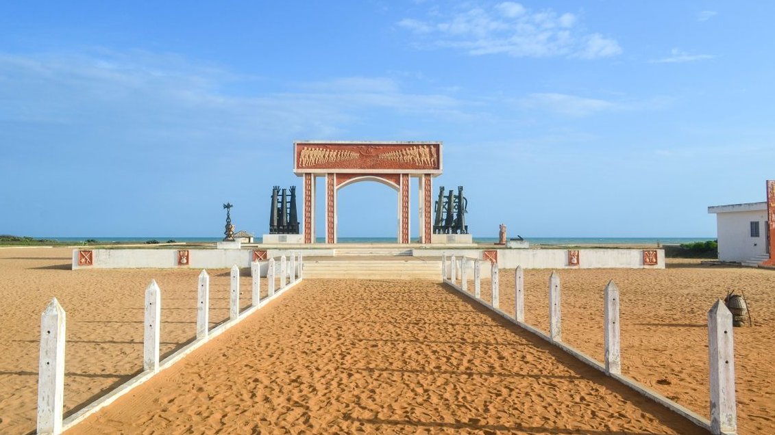 Esta puerta al borde de la playa, en un bello enclave paradisíaco, cuenta un fragmento de una de las historias más terroríficas de la humanidad.

Una historia que conocemos, pero pasamos por alto.

Una historia a la que no le ponemos cifras, ni rostros.

HILO🧵