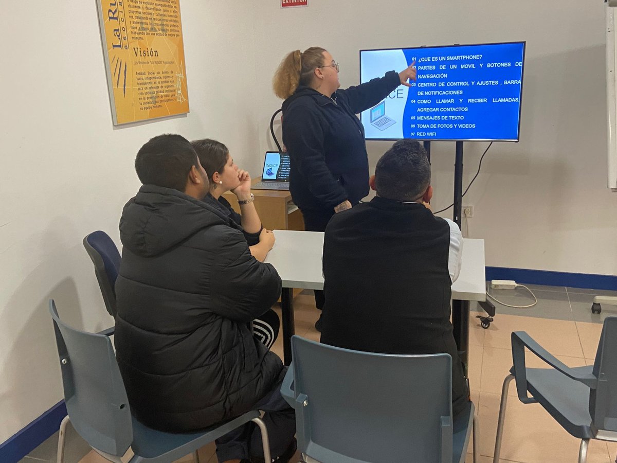 laruecaas's tweet photo. Desde la #udcretiro comenzamos nuevo año con actuaciones nuevas llenos de ilusión y cada uno con la batería cargada a tope, el día 31 comenzamos el taller del "USO DE MOVIL EL FACIL" en la biblioteca Elena Fortún.🤓👏
#transformandovidascontigo. #jmdretiro https://t.co/ngehv6trAk