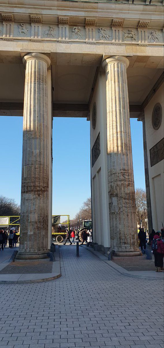 Wahnsinn welchen Schaden die Klimadeppen hinterlassen haben. Warum wird darüber nicht berichtet? #BrandenburgTor