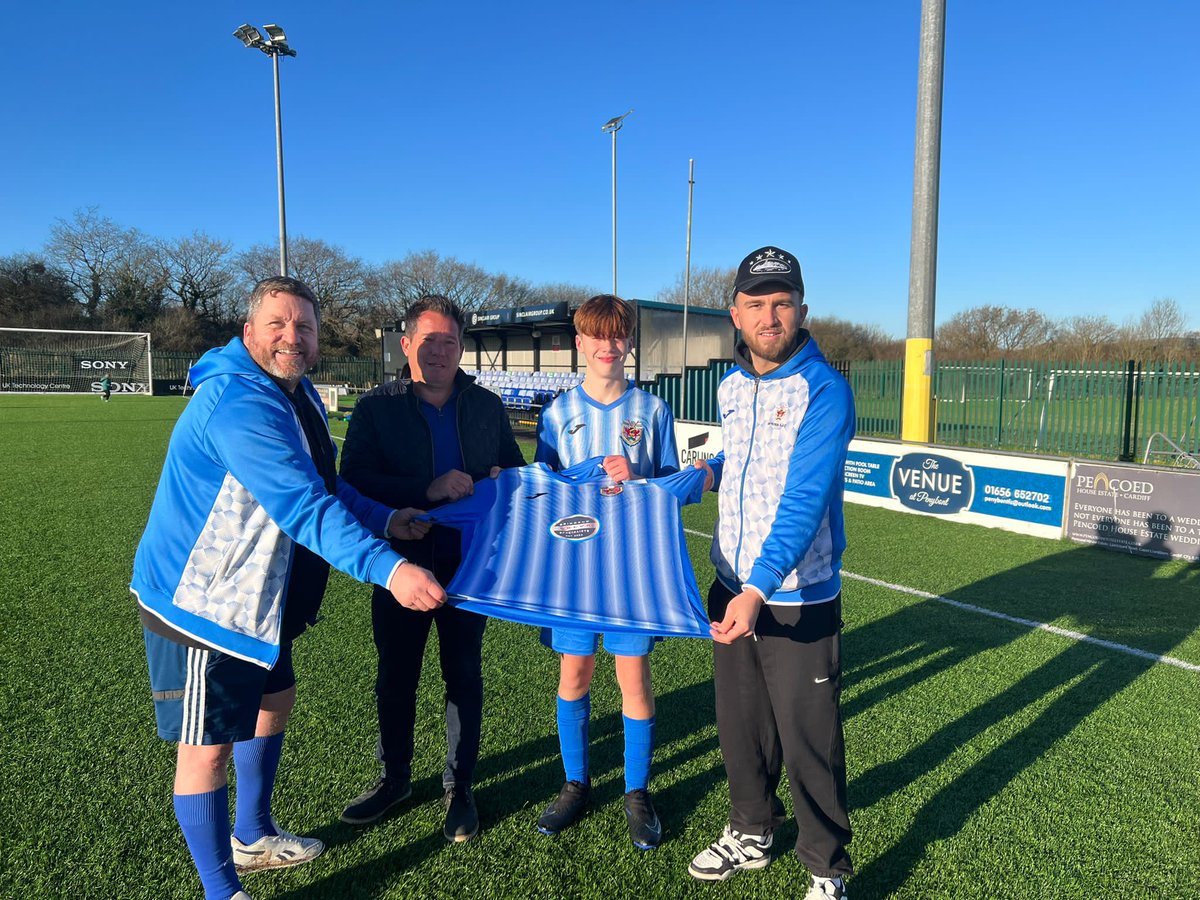 Thank you Volvo Bridgend for your support of U14s kit and thank you Jason Davies for popping along for an official handover. A great win this weekend U14. Keep up the hard work
#communitymatters #volvo #wearebryntirion
