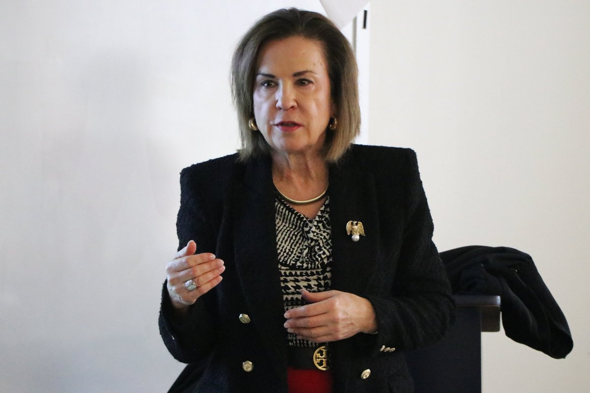 rockwoodschools's tweet photo. Supreme Court of Missouri Chief Justice Mary R. Russell visited with students in Marc Ostrowski's Law and Justice class at Marquette on Friday. #WeAreRockwood #ForwardwithLearning
(Thank you to student Elliott Jorgensen of @YourMHSNews for providing photos from the visit!) https://t.co/g5VLCy2IvA