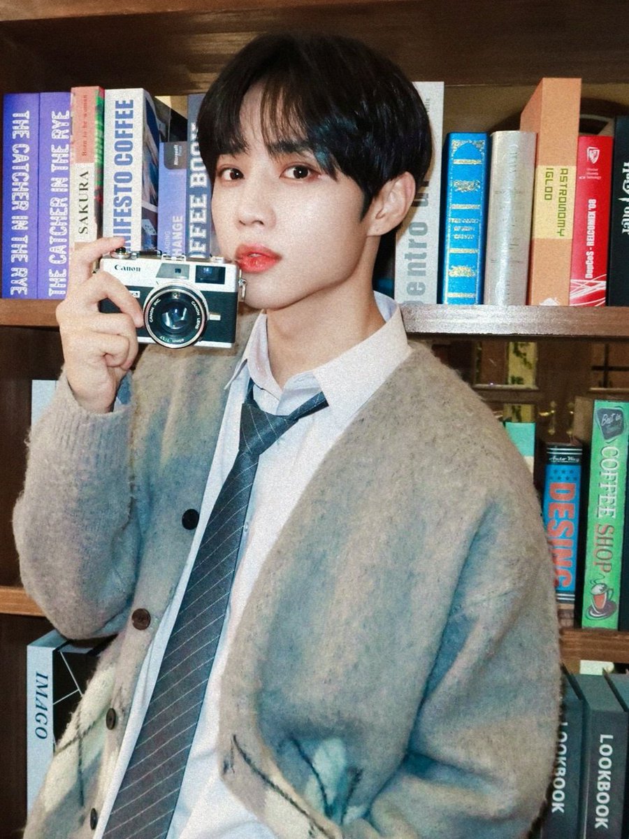 sunwooheejin's tweet photo. 📸📚 https://t.co/Ea2lDoQKi2
