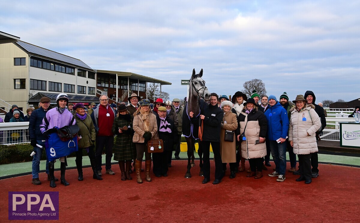 ppauk's tweet photo. 🏇 - 𝗥𝗔𝗖𝗘 𝗙𝗜𝗩𝗘 𝗪𝗜𝗡𝗡𝗘𝗥 - 🏇

Victory for Inca De Lafay, ridden by @CobdenHarry and trained by @PFNicholls wins the @StablesPark Handicap Hurdle at @TauntonRacing 

@wmnsport @somlivesport @HiggsonHorses @WMNHorses @RacingPost @RacingTV https://t.co/zT0dYFK4GQ