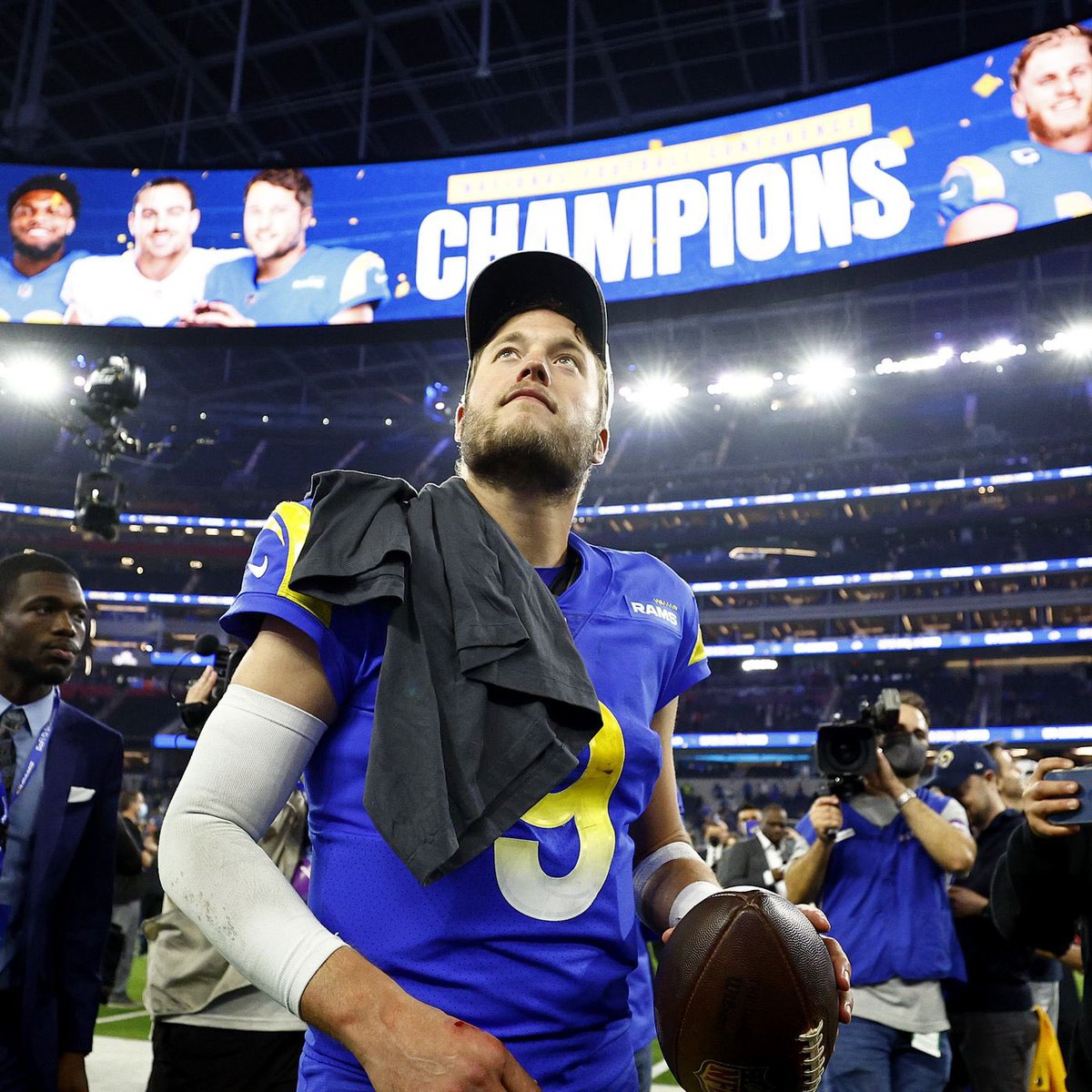 HoldenCantor's tweet photo. Crazy that Stafford could be the one to spoil the Lions first home playoff game in 30 years. You either die a hero, or live long enough to see yourself become the villain. 🍿 https://t.co/QkIax83d1e