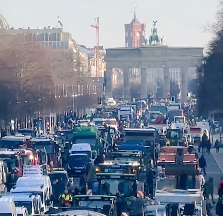 Duitse boeren leggen Duitsland PLAT! Ze hebben zelfs heel Berlijn GEBLOKKEERD! Ze zijn KLAAR met het globalistische beleid! 

Doe een ♥️ &amp; RT als je de boeren steunt! Ze verdienen het!