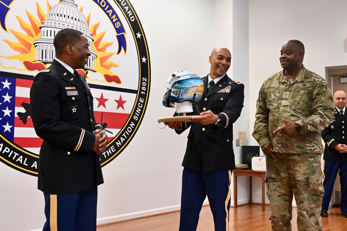 DCGuard1802's tweet photo. #Congratulations, CW5 Frederick L. Hall on a stellar #aviation career! Last week, CW5 Hall, State Aviation Safety Officer for the #DCNG, celebrated over 28 years of service!
“Everything you do matters. Take your job seriously — whatever it is, and go above and beyond," he said. https://t.co/zMV2BL6gf8