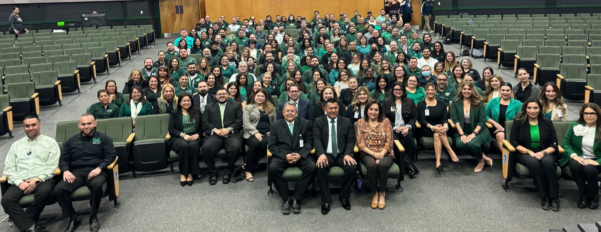 PSJAMemorial's tweet photo. Wolverine Country is fortunate to usher in 2024 with @PSJAISD Superintendent Dr. Alejandro Elias, Board Vice President Diana Serna and Board President Carlos Villegas.

We are honored to continue your vision for all students at PSJA ISD, the future looks bright! https://t.co/TifnEq5DUl