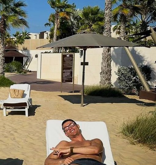 CR7xWorld's tweet photo. الاسطورة كريستيانو في الشاطئ 😍☀️ https://t.co/zc6ZnVpHZ4
