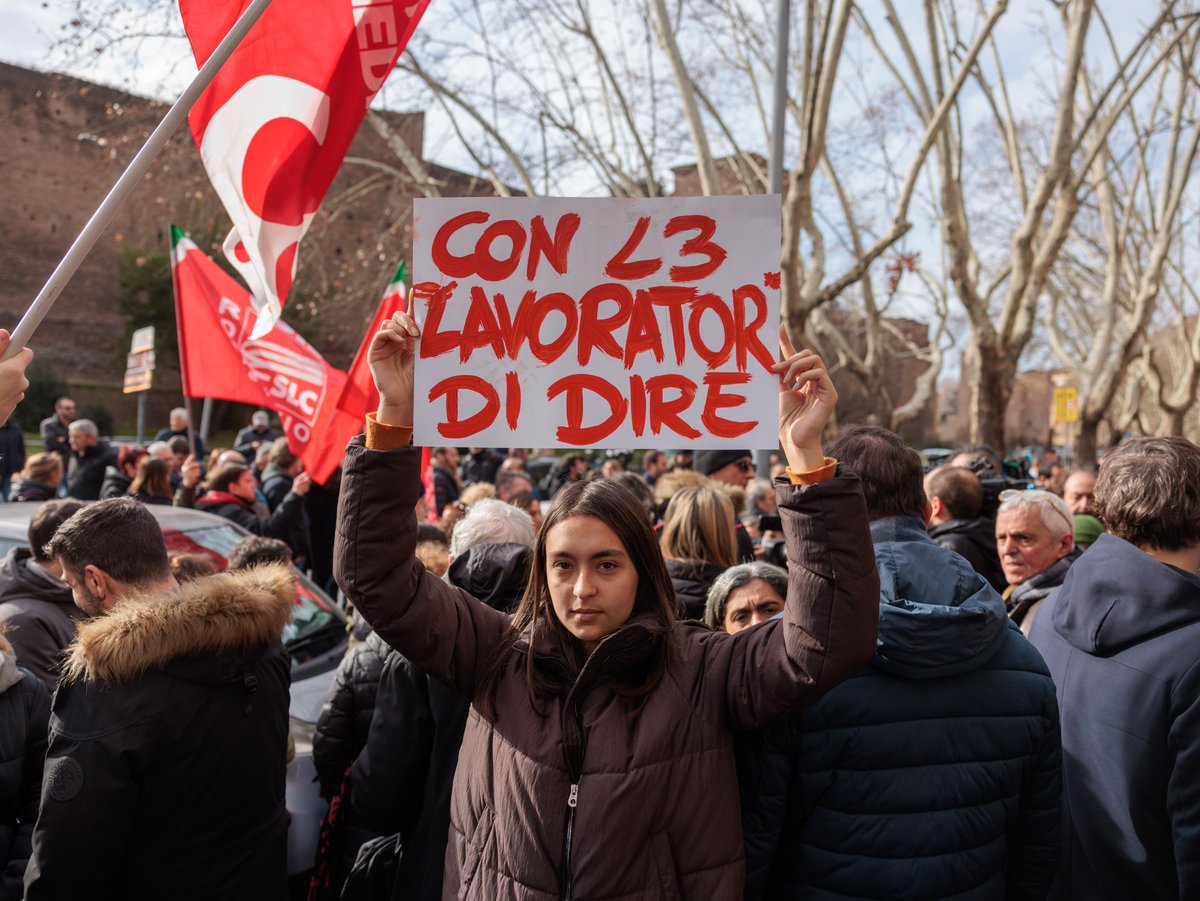 SlcCgil's tweet photo. 🟥 Sit-in @direpuntoit: @GiuliaGuida1, “Ai giornalisti la nostra solidarietà e il nostro sostegno”. Paura di analoghi “provvedimenti immotivati ed insensati” anche per 30 grafici a cui a fine mese scadrà il contratto di solidarietà 👉 https://t.co/UJnk1vYePk https://t.co/rAqgKAZTYC