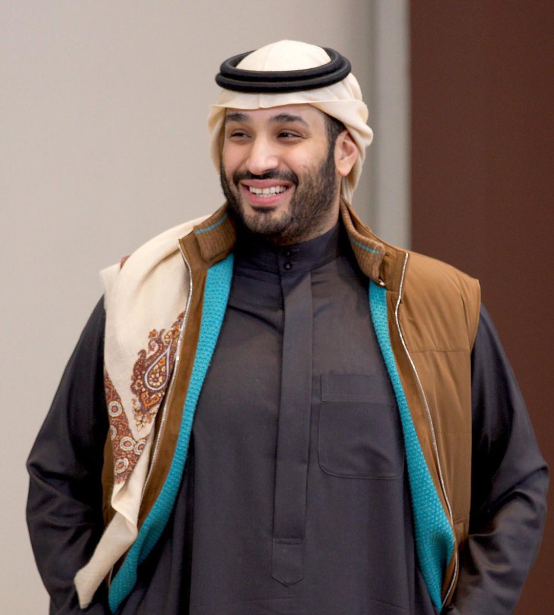 إذ كان للصين سور عظيم
فالسعوديه لديها رجل حكيم
بك نفتخر يا عز العرب
وبك نضاهي الأمم
سير علي بركة الله ونحن خلفك 
أطال الله عمرك بالصحه والعافيه يارب
وجعلك ذخرا لوطنك ومواطنيك