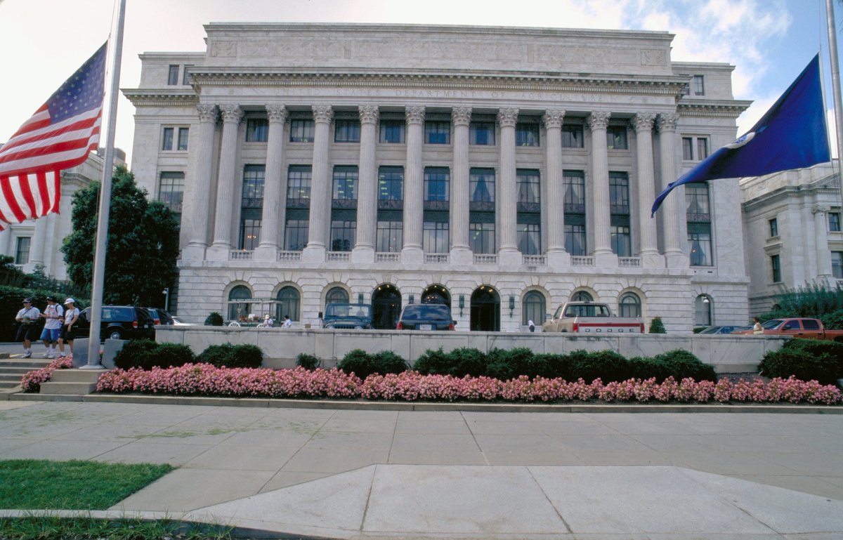 USDAForeignAg's tweet photo. NEWS: @USDA's  Foreign Agricultural Service is awarding more than $203 million to nearly 70 agricultural organizations to help expand export markets for US food and agricultural products via the Market Access Program and Foreign Market Development program. https://t.co/qeUBzHBGu3 https://t.co/ph9R5AazVQ
