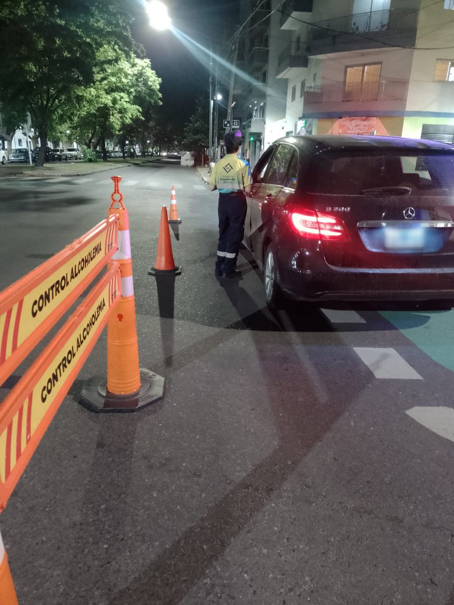 ASVLaPlata's tweet photo. Continuamos en diferentes puntos de la ciudad con los operativos de control vehicular y pedido de documentación obligatoria para circular. Realizamos 109 operativos en automóviles, camionetas, y motovehículos, detectando durante la semana pasada 1224 infracciones #ASVLAPLATA. https://t.co/OXUmRTWw7G