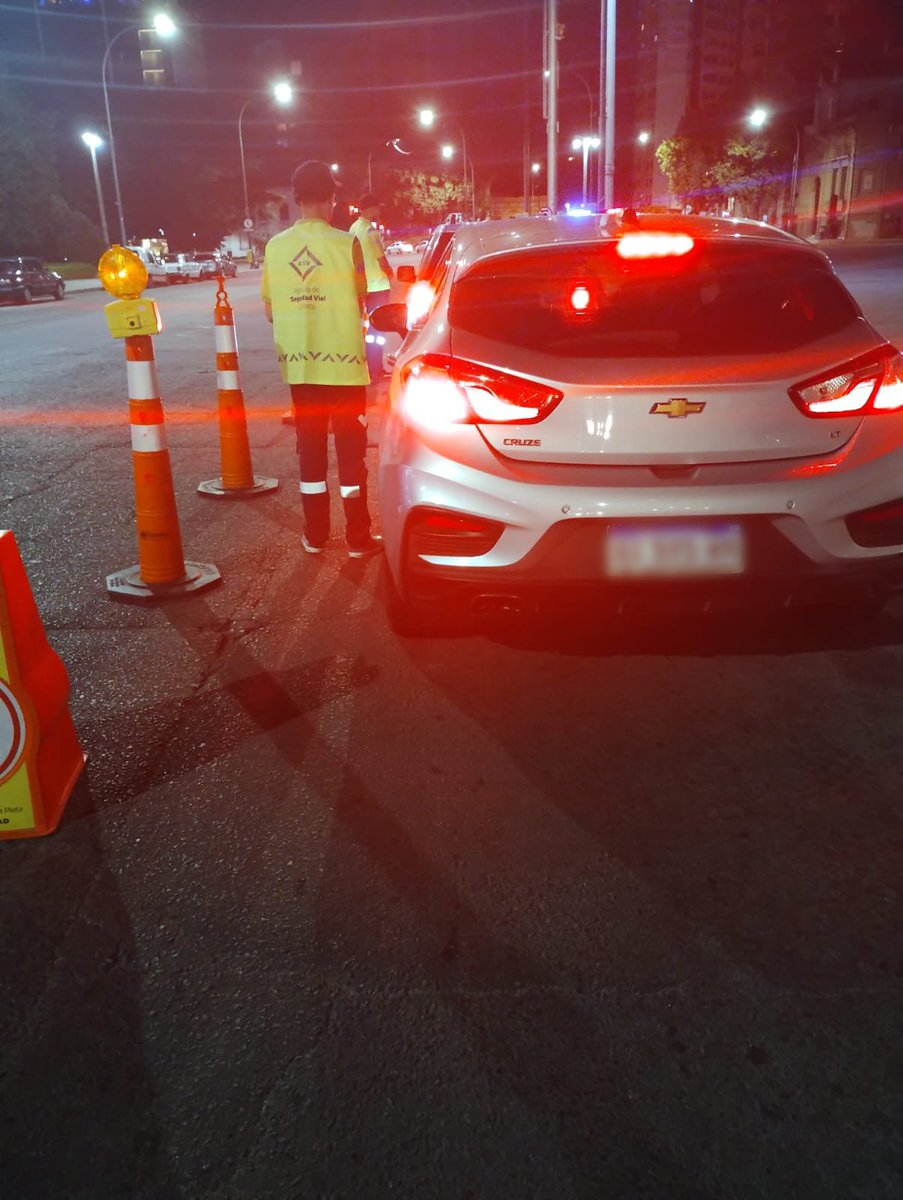 ASVLaPlata's tweet photo. Continuamos en diferentes puntos de la ciudad con los operativos de control vehicular y pedido de documentación obligatoria para circular. Realizamos 109 operativos en automóviles, camionetas, y motovehículos, detectando durante la semana pasada 1224 infracciones #ASVLAPLATA. https://t.co/OXUmRTWw7G