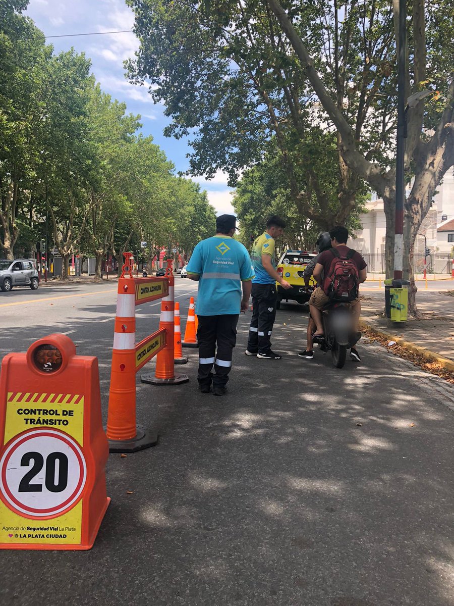 ASVLaPlata's tweet photo. Continuamos en diferentes puntos de la ciudad con los operativos de control vehicular y pedido de documentación obligatoria para circular. Realizamos 109 operativos en automóviles, camionetas, y motovehículos, detectando durante la semana pasada 1224 infracciones #ASVLAPLATA. https://t.co/OXUmRTWw7G