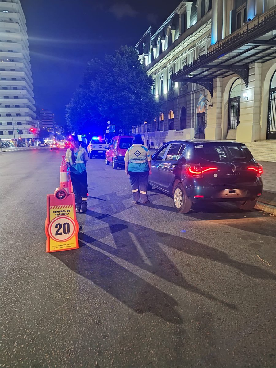 ASVLaPlata's tweet photo. Continuamos en diferentes puntos de la ciudad con los operativos de control vehicular y pedido de documentación obligatoria para circular. Realizamos 109 operativos en automóviles, camionetas, y motovehículos, detectando durante la semana pasada 1224 infracciones #ASVLAPLATA. https://t.co/OXUmRTWw7G