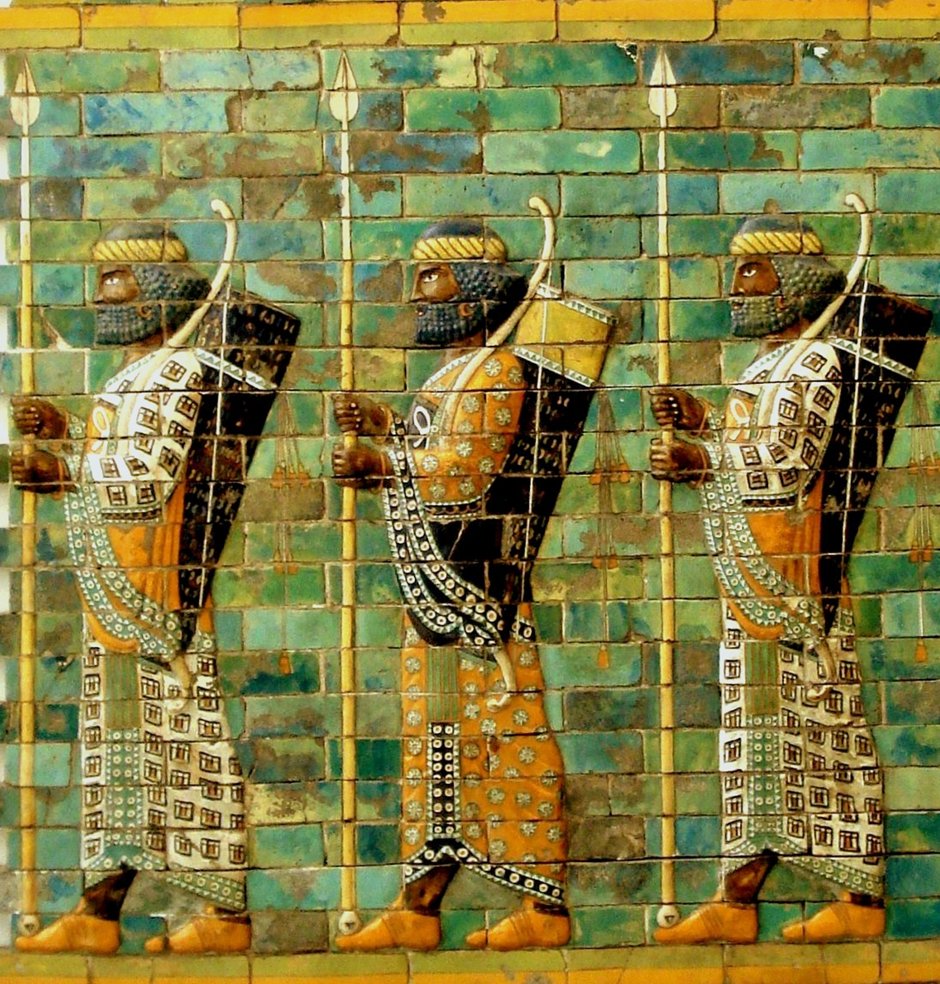 Tarihin ilk üniforma örnekleri: Pers (Akhamenid: MÖ 550-MÖ 330) Başkenti Sus’ta yer alan 'Ölümsüz' piyade Figürleri (Berlin- Yakındoğu Müzesi)