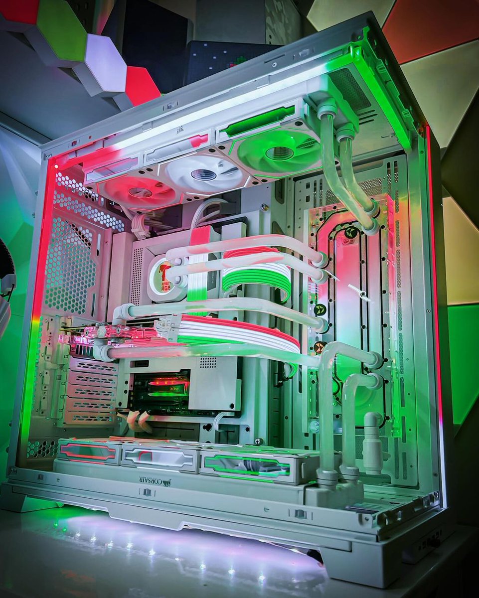 GlobalLianli's tweet photo. Late Christmas post or Italian-themed build?
🎄🤷🏻‍♀️🤷🏻‍♂️🟢⚪️🔴

Photo Credit📸 @i_respawn_irl

#LIANLI #O11DEVOXL #pc #Global https://t.co/BBLDJQW8Hb