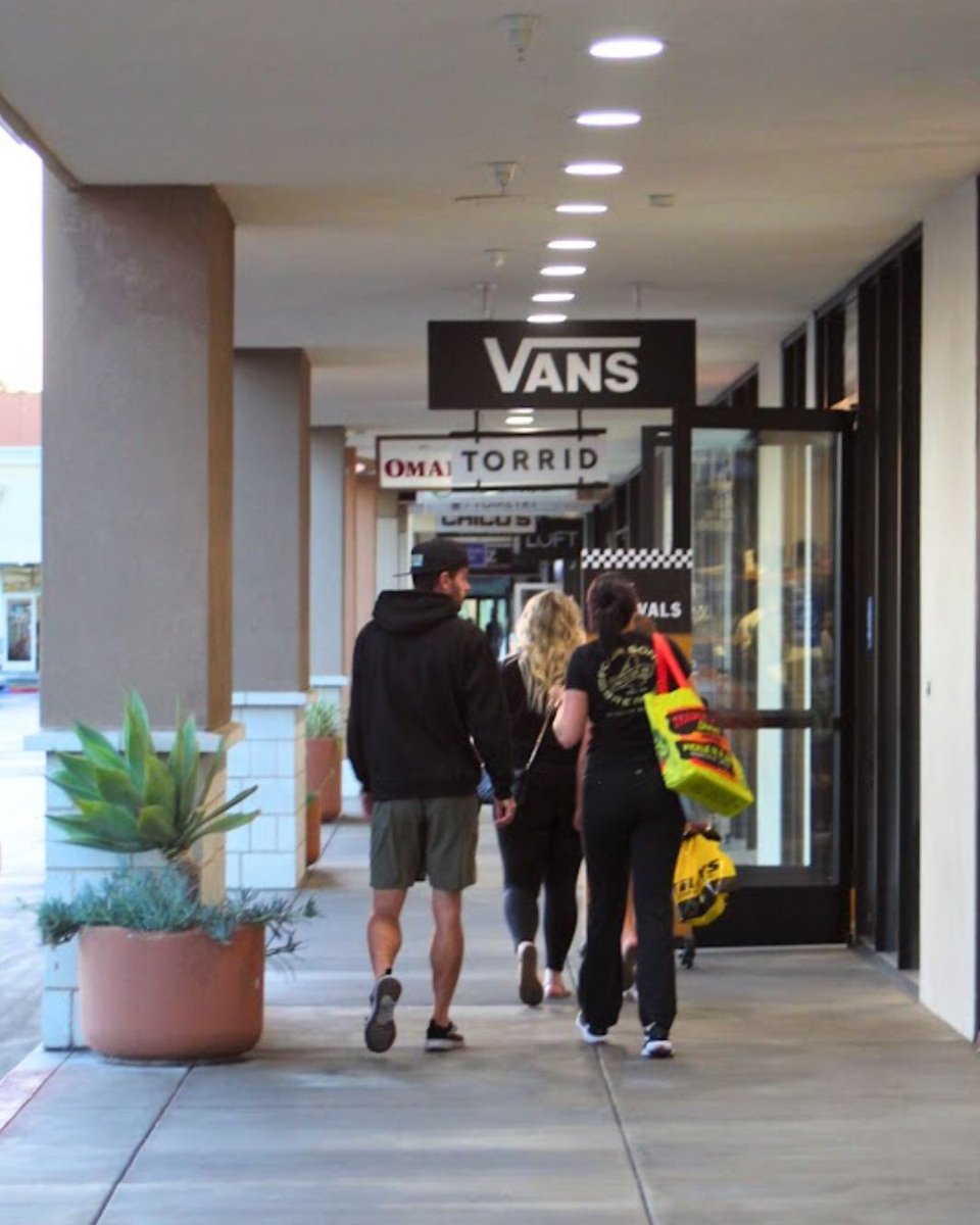5PointsPlazaHB's tweet photo. Step into style with the latest kicks from Vans! Elevate the whole families wardrobe and kick off the year on a fashionable note. 👞👟 Direct Store #: (714) 843-6567
https://t.co/RlbbavtQ8Z https://t.co/8F8ItPGMrV