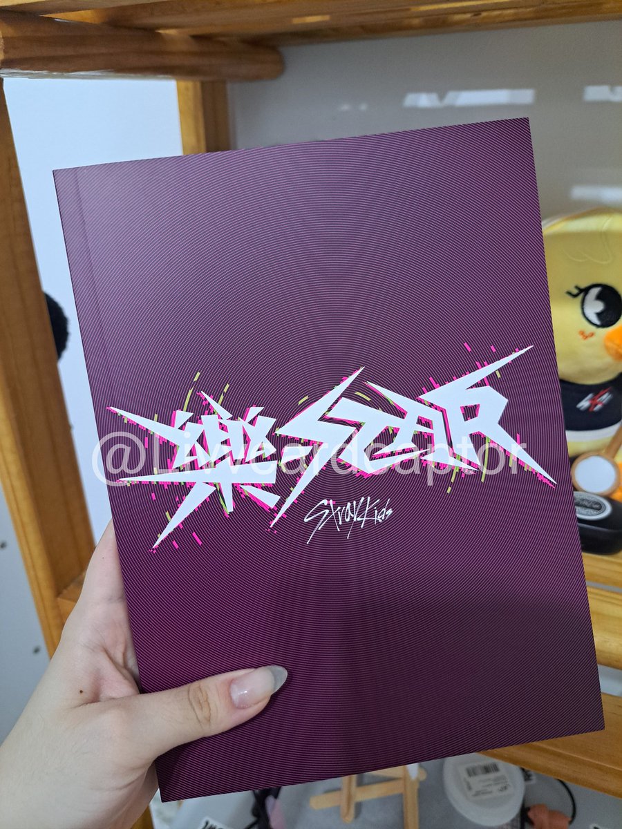 Livvcardcaptor's tweet photo. 🍑 UNBOXING: ROCK-STAR (TrendK) 

Esse foi presente de niver dos meus pais 💕 Apesar de ter demorado séculos para chegar, tudo deu certo! Mais uma compra bem sucedida na TrendK. 
Vou deixar nos comentários o brinde da Trendk. https://t.co/0zpphSxckv