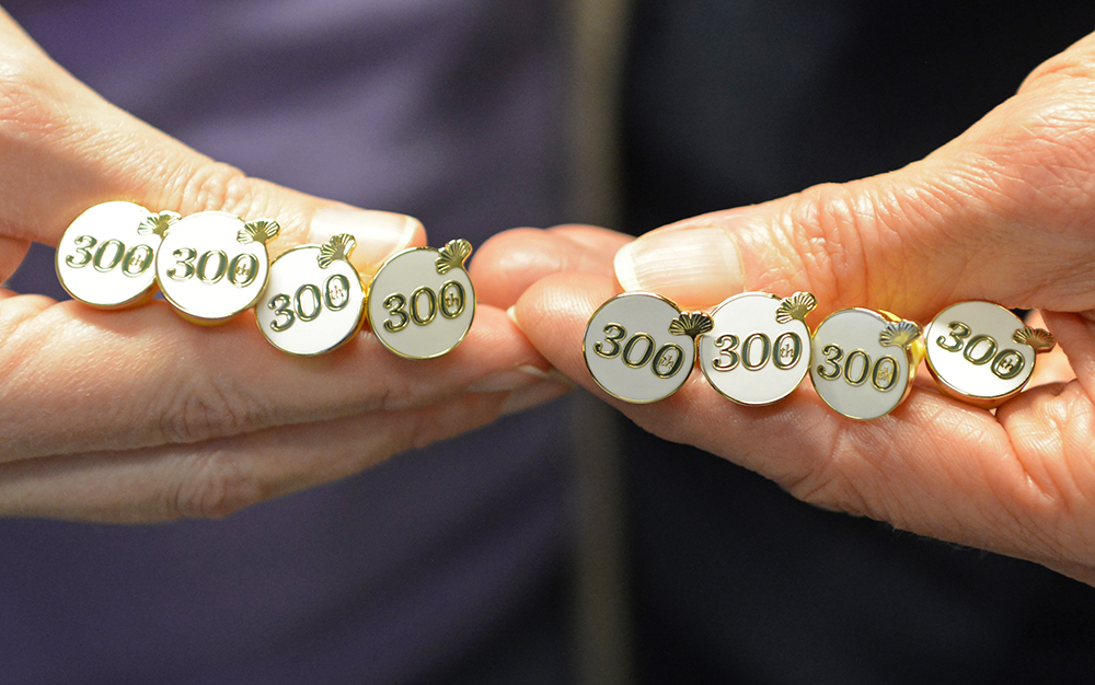 Here's a thing...... 2024 is the 300th anniversary of the appointment of the first Professor of Botany at @Cambridge_Uni. #300profbotcam There are lots of events happening this year in celebration - stay tuned ! And don't we just love our 300th anniversary pin badges?! 👇