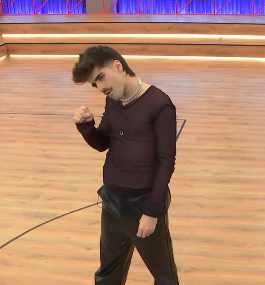 claras_aus's tweet photo. martin con mullet, mi nuevo imperio romano #OTDirecto8E https://t.co/MDU6FSfDu5