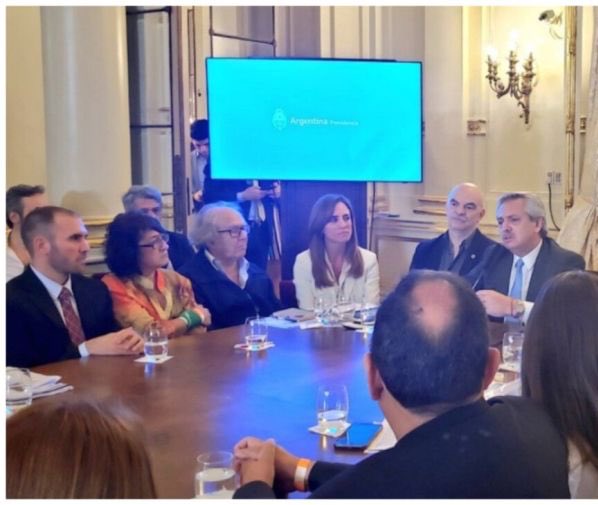 Creo que esto explica algo de Argentina: me dicen que haber participado del lanzamiento de la Campaña contra el Hambre es "apoyar a Fernández". Era una iniciativa de muy diversos sectores por la causa más justa que haya -y la descalifican como un intento partidario. 
Así nos va.