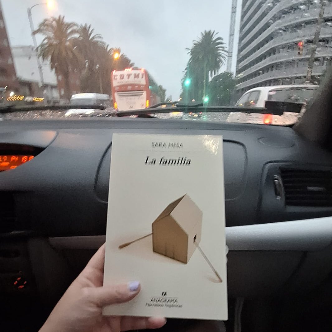 Ayer terminé de leer este libro y ahora no se si salir a leer todo lo que ha escrito Sara Mesa o no leerla nunca más.
¿Les ha pasado con algún autor?