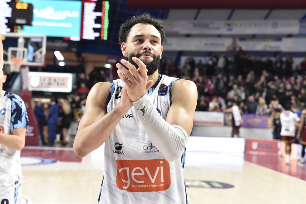 Helping to beat Reyer Venezia (1st in the standings) on the road, Napoli's leader Tyler Ennis was huge with a career-high of 15 assists. The 29-year-old playmaker is living a hell of a season with Igor Milicic, averaging 12.4 points, 6.9 assists, and 4.4 rebounds per game.