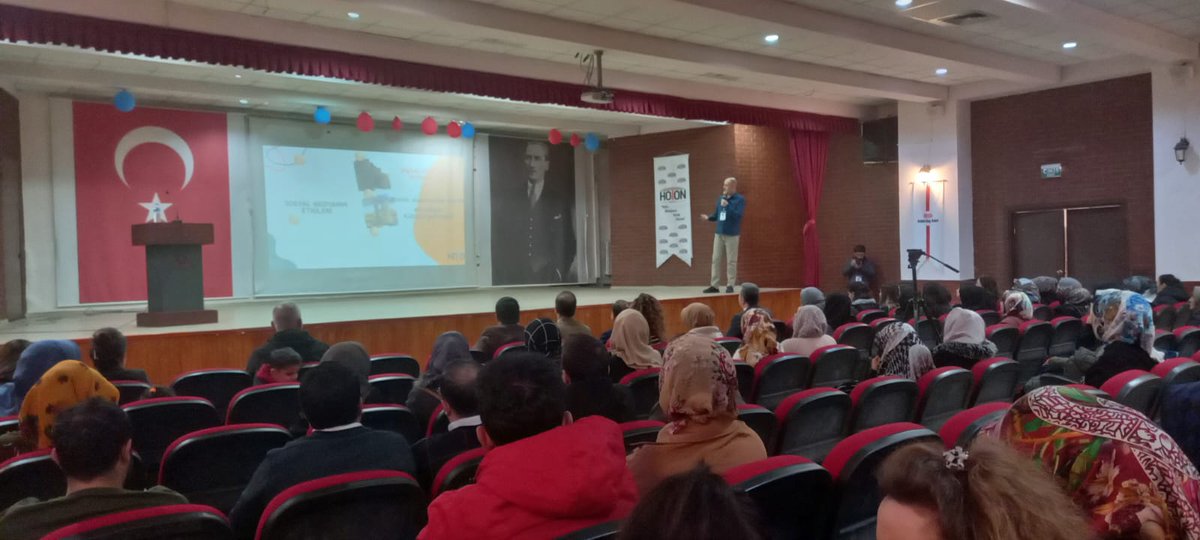 Hotonmedya's tweet photo. @tcvanvaliligi ve @vanbuyuksehirbb öğrenci ve velilere yönelik  sosyal medya farkındalık ve medya okur yazarlığı seminerleri Hoton Medya'nın organizesi ile   itibariyle başladı
@ibrahimdemirkan 
@FCALMUK 
@Hotonmedya 
@ademkarafilik 
@trgturker 
#gundem 
#kesfet https://t.co/BiRUp3Exb0